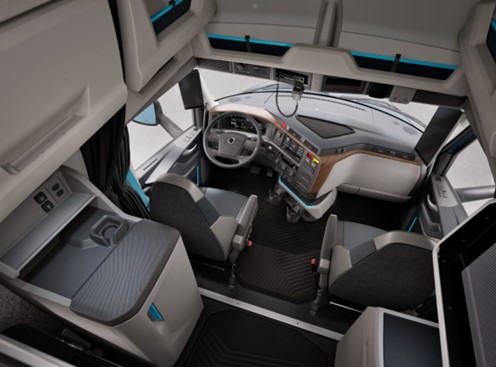 La nouvelle édition de la Volvo VNL a été conçue pour le conducteur, afin d’optimiser le confort, l’efficacité pendant ses heures de conduite, sa vie au sein de la cabine et ses temps de repos. Volvo Trucks a évalué chaque détail de l’expérience du conducteur, de la sélection des matériaux qui offrent un aspect et une sensation de qualité supérieure à la redéfinition de l’éclairage de la cabine et à l’optimisation du stockage pour créer une expérience qui veut que le conducteur « se sente comme à la maison lorsqu'il est loin de la maison ».